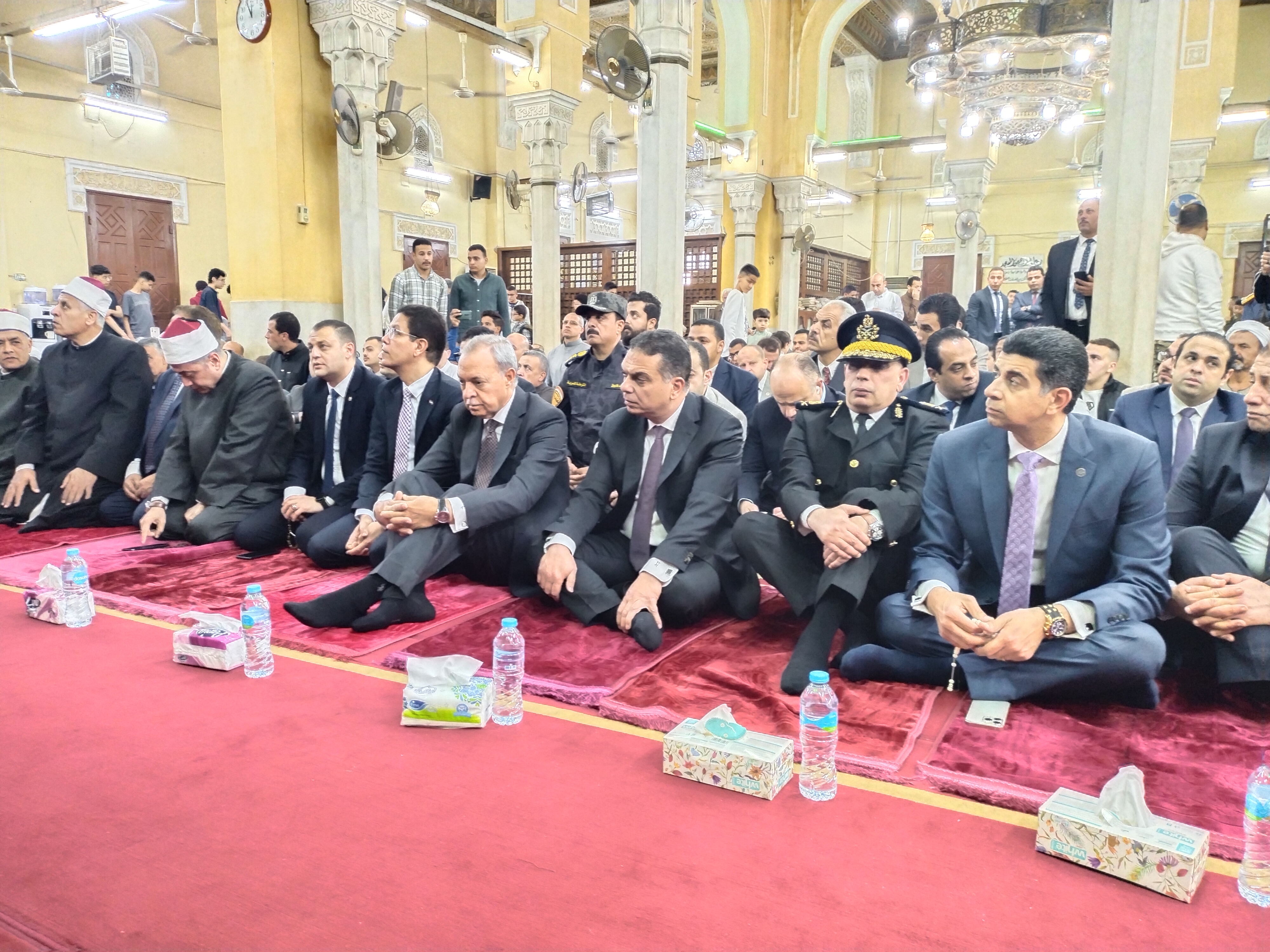 محافظ القليوبية يؤدى صلاة عيد الفطر بمسجد ناصر ببنها وسط فرحة المواطنين (3)