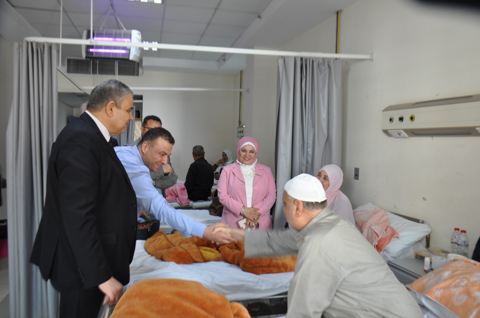 رئيس جامعة كفر الشيخ يطمئن على الفلسطينيين بمستشفى الجامعة