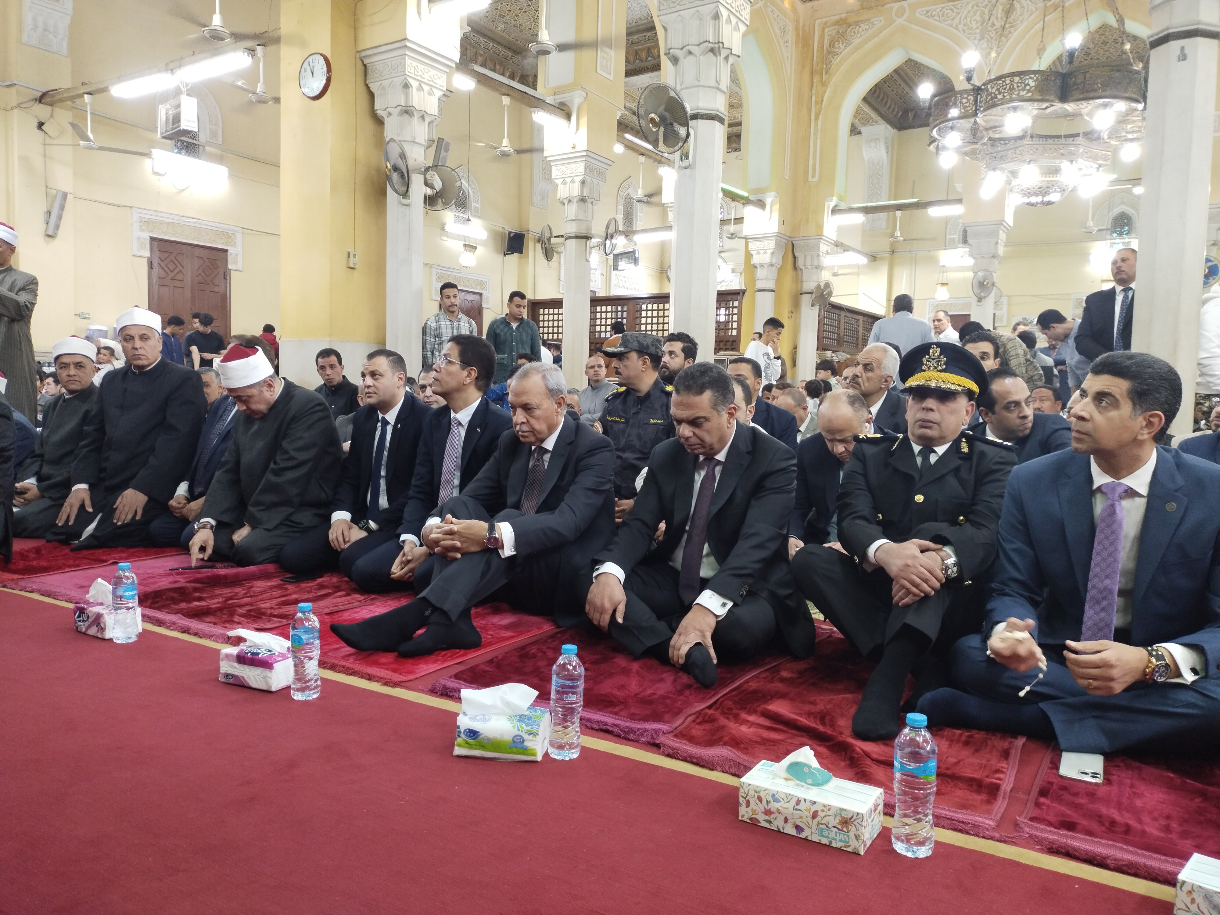 محافظ القليوبية يؤدى صلاة عيد الفطر بمسجد ناصر ببنها وسط فرحة المواطنين (1)